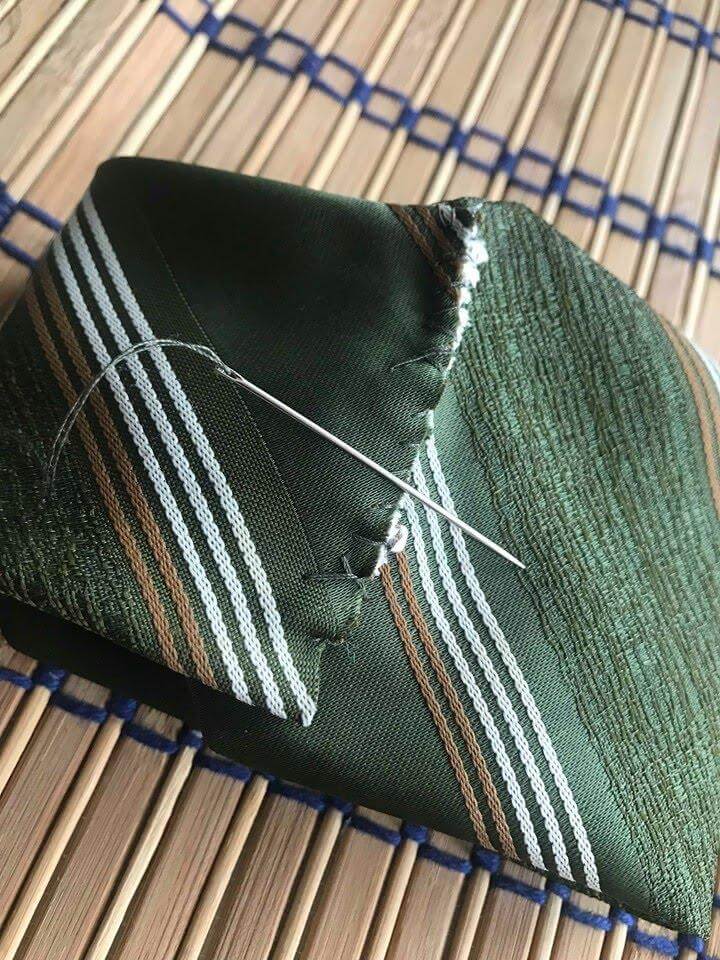 prehnutá kravata